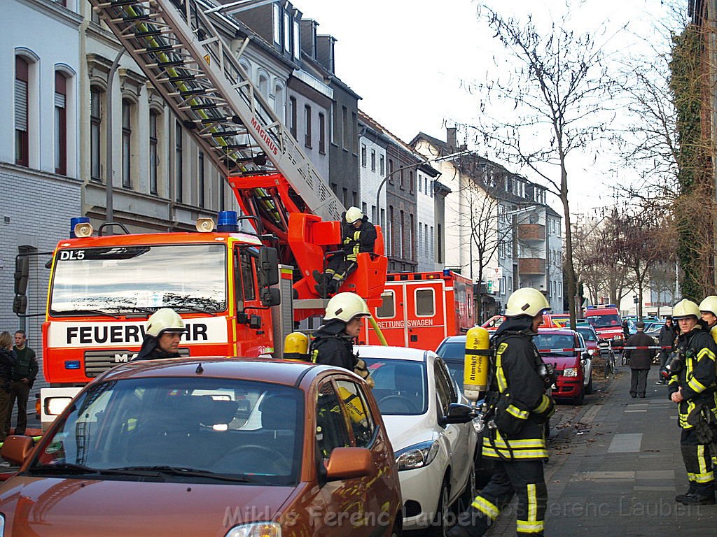 Einsatz Feuerwehr SEK Polizei Koeln Nippes Merheimerstr P057.JPG